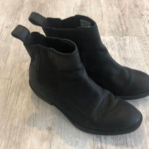 Women’s sz 8 UGG black chelsea booties